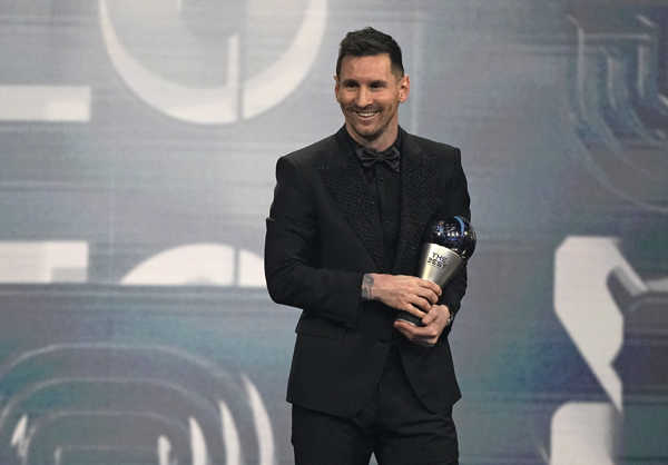 Lionel Messi pózuje s trofejou Hráč roka 2022 podľa Medzinárodnej futbalovej federácie (FIFA).