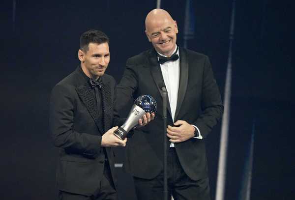 Vľavo argentínsky futbalista Lionel Messi si preberá cenu Hráč roka 2022 podľa Medzinárodnej futbalovej federácie (FIFA.