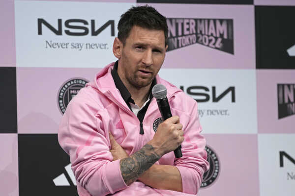 Argentínsky futbalista Lionel Messi z amerického klubu Inter Miami počas tlačovej konferencie v Tokiu.