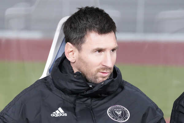 Futbalista Interu Miami Lionel Messi sedí na striedačke počas priateľského zápasu proti Visel Kobe. Futbalista Interu Miami Lionel Messi sedí na striedačke počas priateľského zápasu proti Visel Kobe.
