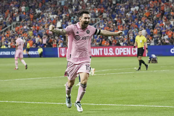 Lionel Messi sa teší z gólu spoluhráča Leonarda Campanu. Lionel Messi sa teší z gólu spoluhráča Leonarda Campanu.