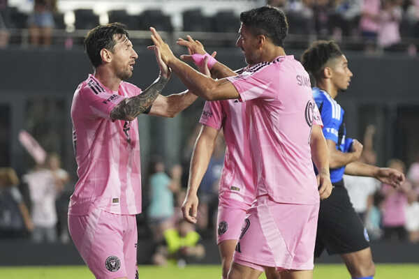 Futbalisti Interu Miami Lionel Messi (vľavo) a Luis Suarez sa tešia z gólu.