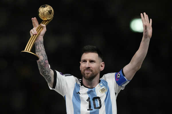 Lionel Messi s víťaznou trofejou. Lionel Messi s víťaznou trofejou.