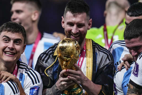 Lionel Messi s víťaznou trofejou. Lionel Messi s víťaznou trofejou.