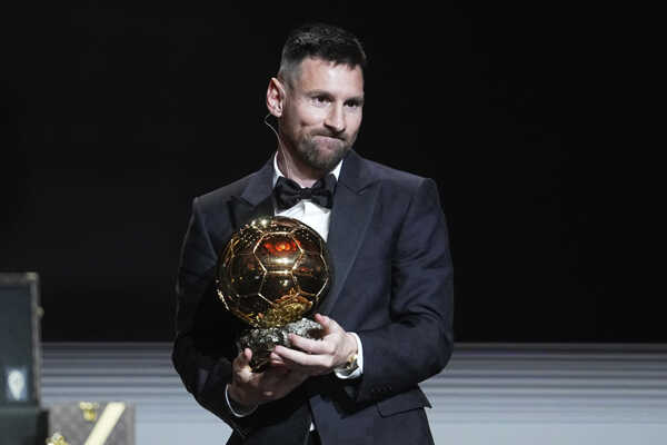 Lionel Messi pózuje s trofejou Zlatá lopta.