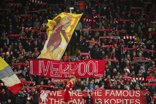 Futbaloví fanúšikovia FC Liverpool povzbudzujú.