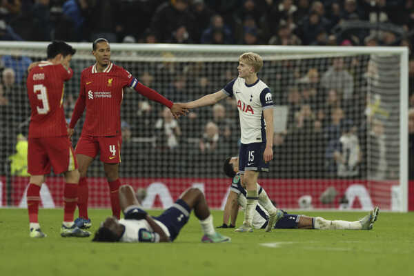 Futbalista Tottenhamu Lucas Bergvall (vpravo) a a hráč Liverpoolu Virgil van Dijk si podávajú ruky.