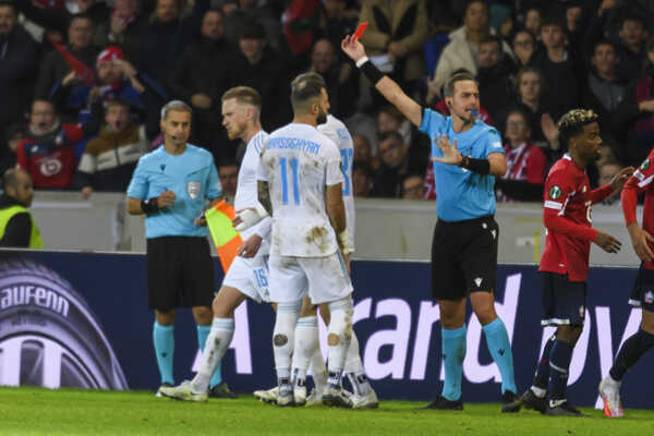 Lucas Lovat predčasne končí po červenej karte.