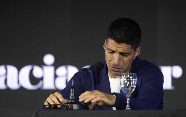 Urugajský futbalista Luis Suárez počas tlačovej konferencie v meste Montevideo.