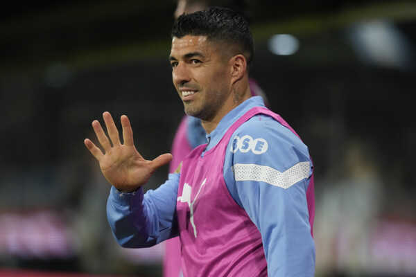 Uruguajský futbalista Luis Suárez máva z lavičky.