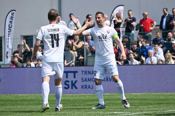 Slovenskí futbalisti oslavujú gól. Slovenskí futbalisti oslavujú gól.