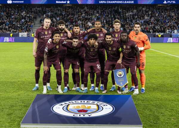 Hráči Manchestru City pózujú.