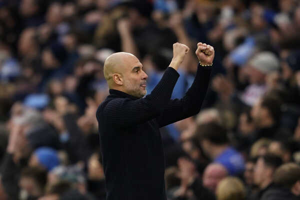 Tréner Manchestru City Josep Guardiola oslavuje druhý gól Fodena.