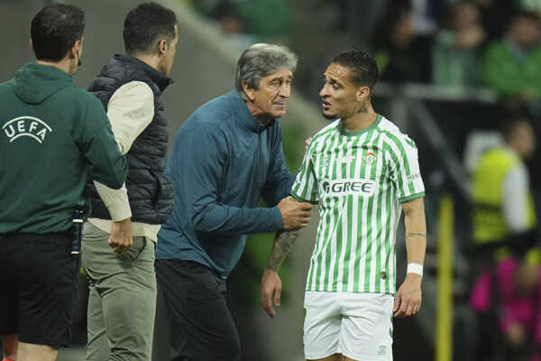 Tréner Betisu Manuel Pellegrini (druhý sprava) a hráč Betisu Antony vo finále Konferenčnej ligy.