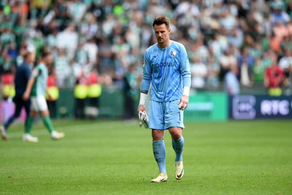 Nemecký futbalový brankár Manuel Riemann z Bochumu odchádza z ihriska.