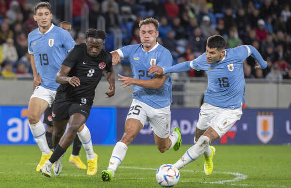 Manuel Ugarte v drese Uruguaja (druhý sprava).