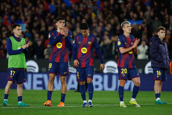 Hráči FC Barcelony, zľava Marc Casado, Gerard Martin, Joao Cancelo, Dani Olmo a Fermin Lopez reagujú po odvete.