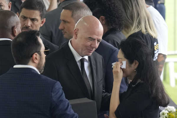 Šéf Medzinárodnej futbalovej federácie (FIFA) Gianni Infantino a Marcia Aokiová, vdova po Pelém.
