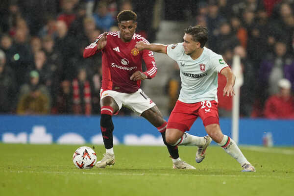 Marcus Rashford (vľavo) bojuje o loptu s Bartom van Roojom z Twente. Marcus Rashford (vľavo) bojuje o loptu s Bartom van Roojom z Twente.