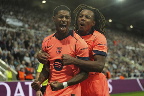 Jules Kounde (vpravo) a Marcus Rashford oslavujú gól FC Barcelona.