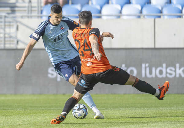 Vľavo Slovanista Marko Tolič a vpravo ružomberský obranca Marek Zsigmund.