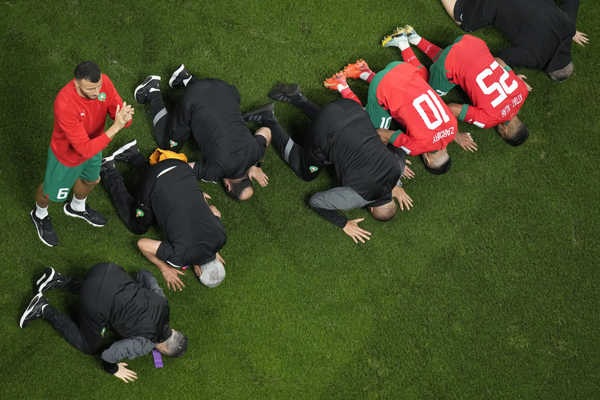 Marockí futbalisti a realizačný tím po prehre s Chorvátskom.