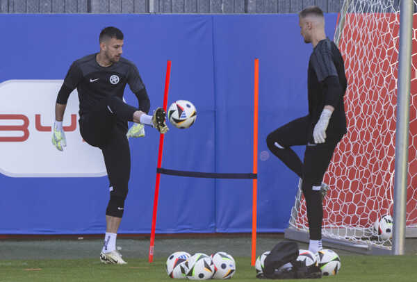 Martin Dúbravka a Henrich Ravas počas tréningu.