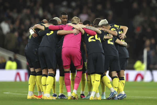 Futbalisti Newcastle United, uprostred brankár Martin Dúbravka, stoja v kruhu.