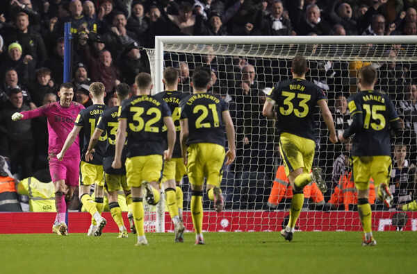 Slovenský brankár Newcastle Martin Dúbravka (vľavo) oslavuje so spoluhráčmi po tom, ako chytil poslednú penaltu.