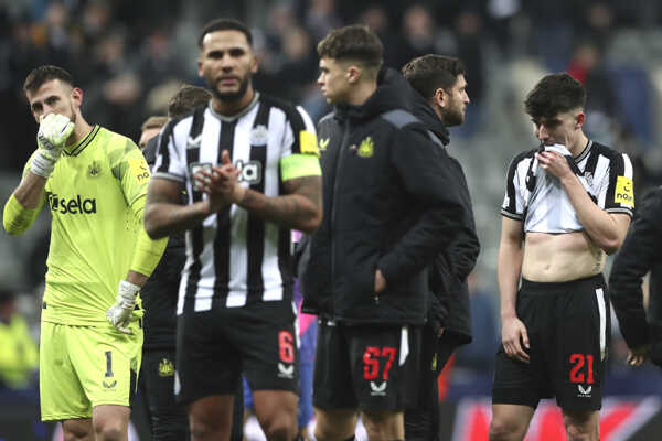 Slovenský brankár v drese Newcastle United Martin Dúbravka (vľavo) a jeho spoluhráči reagujú po zápase.