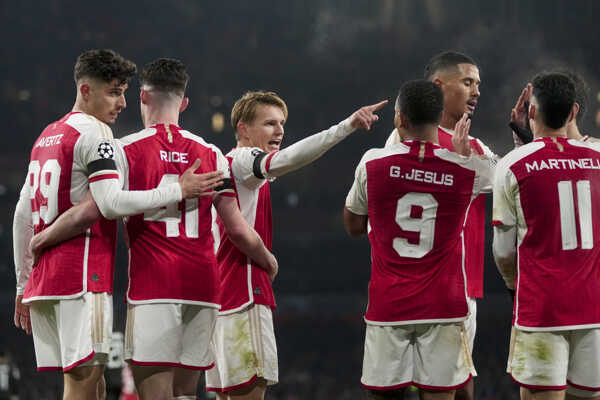 Hráč Arsenalu Martin Odegaard (uprostred) oslavuje so spoluhráčmi po tom, ako strelil piaty gól Arsenalu.