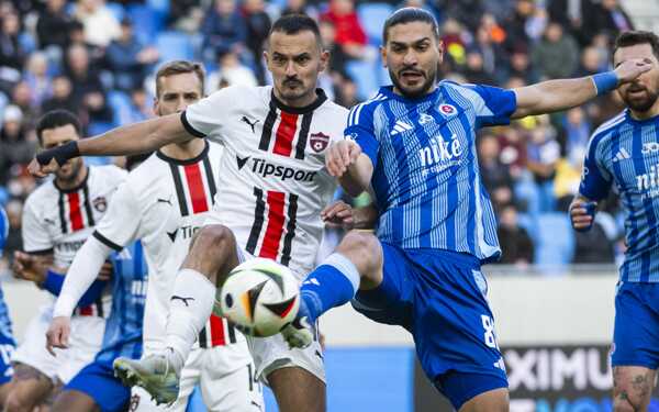 Zľava Martin Šulek (Trnava) a Kyriakos Savvidis (Slovan).