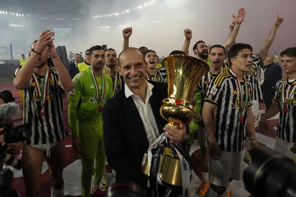 Tréner Juventusu Turín Massimiliano Allegri sa teší s trofejou po finále Talianskeho pohára.