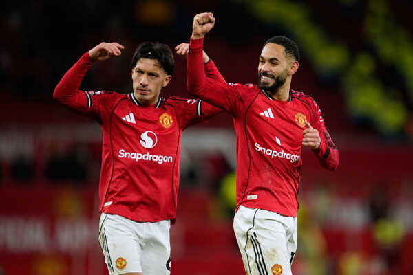 Futbalisti Manchestru United Matheus Cunha (vpravo) a Lisandro Martinez sa radujú z výhry.