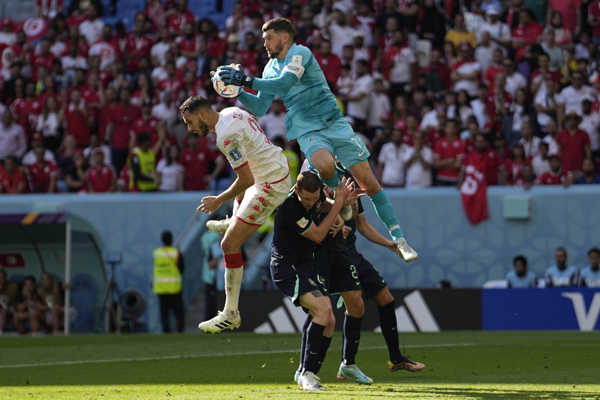 Zasahujúci Mathew Ryan v súboji s Tuniskom.