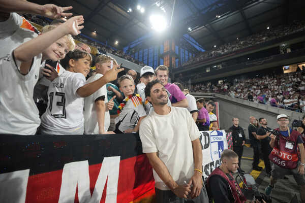 Bývalý nemecký futbalista Mats Hummels pózuje s fanúšikmi pred zápasom.