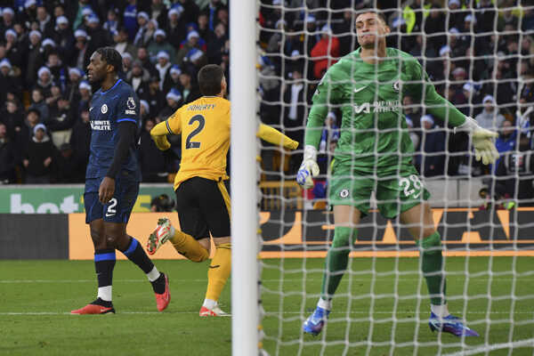 Brankár Chelsea Djordje Petrovič (vpravo) reaguje po tom, ako hráč Wolverhamptonu Wanderers Matt Doherty strelil gól.