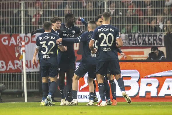 Matúš Bero a gólové oslavy futbalistov Bochumu.