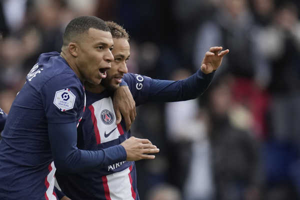 Mbappe a Neymar oslavujú gól. Mbappe a Neymar oslavujú gól.