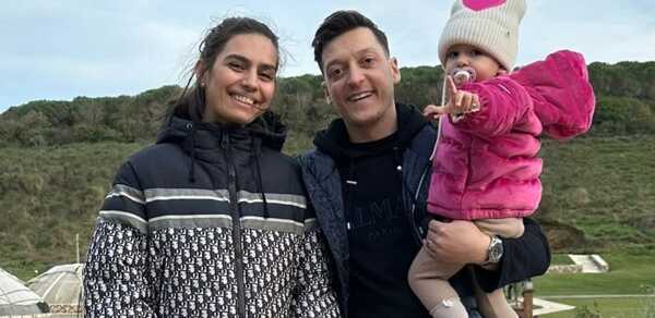 Mesut Özil s rodinkou.