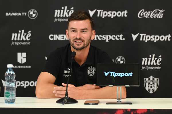 Tréner Trnavy Michal Gašparík počas tlačovej konferencie pred odvetným zápasom 2. predkola Európskej konferenčnej ligy.