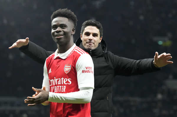 Bukayo Saka a Mikel Arteta.