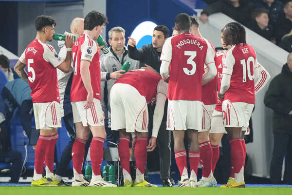 Tréner Arsenalu Mikel Arteta dáva pokyny svojim zverencom.