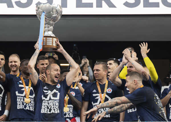 Futbalisti Slovana Bratislava, zľava Milan Borjan a Juraj Kucka počas osláv majstrovskej trofeje. Futbalisti Slovana Bratislava, zľava Milan Borjan a Juraj Kucka počas osláv majstrovskej trofeje.