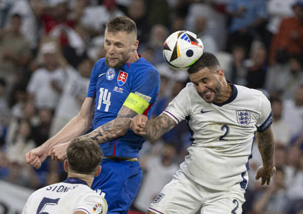 Milan Škriniar v hlavičkovom súboji s Kyleom Walkerom. Milan Škriniar v hlavičkovom súboji s Kyleom Walkerom.