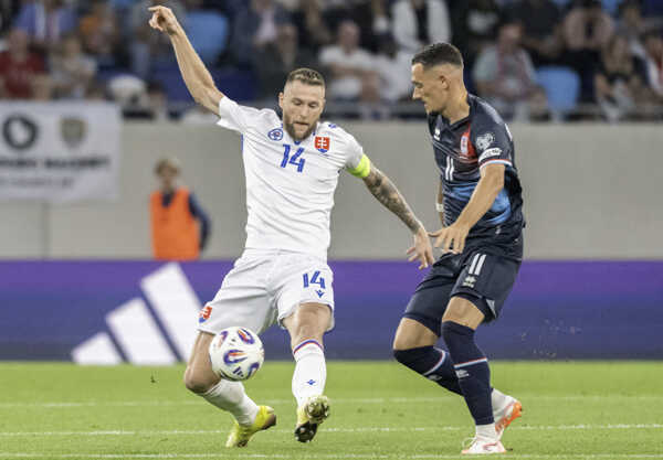 Zľava kapitán Milan Škriniar (Slovensko) a Edvin Muratovič (Luxembursko).