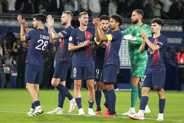 Milan Škriniar a futbalisti PSG po zápase tlieskajú fanúšikom. Milan Škriniar a futbalisti PSG po zápase tlieskajú fanúšikom.