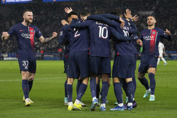 Milan Škriniar (vľavo) a gólové oslavy futbalistov PSG. Milan Škriniar (vľavo) a gólové oslavy futbalistov PSG.