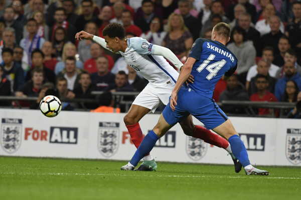 Vpravo Milan Škriniar (Slovensko) a vľavo Dele Alli (Anglicko) v súboji o loptu.