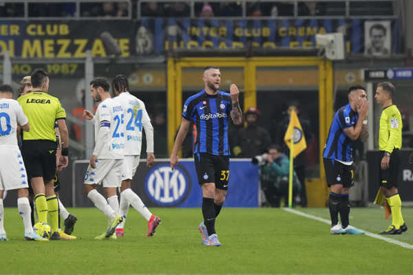 Milan Škriniar po červenej karte opúšťa ihrisko. Milan Škriniar po červenej karte opúšťa ihrisko.